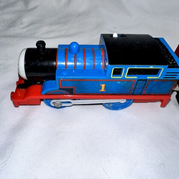 Thomas the Train Trackmaster Motorized Tank Engine Friends #1 2009 & Cargo Car - Picture 3 of 11